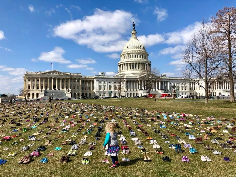 Γιατί γέμισε η Ουάσινγκτον από παπούτσια; (φωτο)